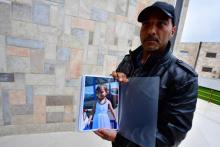 Photo prise le 25 mars 2019 à Qamishli, nord de la Syrie d'un Franco-marocain, Mostafa Tarbouni, à la recherche de sa nièce française -dont il porte la photo- emmenée il y a quatre ans par son père en