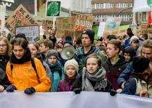De jeunes manifestants dont Greta Thunberg avec le bonnet blanc manifestent en faveur du climat à Hambourg en Allemagne, le 1er mars 2019