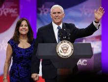 Le vice-président américain Mike Pence aux côtés de sa femme Karen Pence, le 1er mars 2019 lors de la conférence CPAC, grand rendez-vous annuel des conservateurs américains, à National Harbor (Marylan