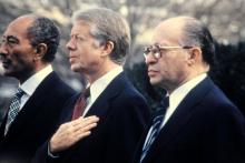 Photo d'archives montrant le président égyptien Anour el-Sadate (G), son homologue américain Jimmy Carter (C) et le Premier ministre israélien Menahem Begin (D), le 26 mars 1979 à Washington DC