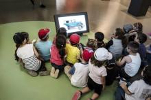 Des enfants regardent l'écran d'un ordinateur au Musée Toy à Moirans-en-Montagne le 3 juillet 2012
