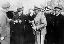 Le maréchal Pétain en décembre 1941 à Saint-Florentin-Versigny (Yonne)