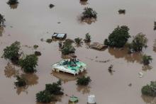 Des pylônes émergent d'une zone inondée aux abords de Beira, au Mozambique, le 19 mars 2019, après le passage du cyclone Idai