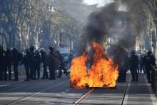 Des policiers lors d'une manifestation des "gilets jaunes" sur les Champs-Elysees à Paris le 16 mars 2019
