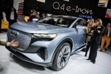 Audi - ici la Q4 e-tron au salon de Genève le 5 mars 2019 - testera dès cette année la vente en ligne d'une voiture