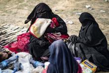 Dorothée Maquere, femme du jihadiste français Jean-Michel Clain, est assise avec quatre de ses cinq enfants près de Baghouz, en Syrie, le 5 mars 2019