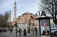 Une affiche électorale pour le président turc Recep Tayyip Erdogan devant le musée Sainte-Sophie à Istanbul le 26 mars 2019