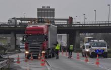 File d'attente de poids lourds à Calais pendant une grève du zèle des douaniers, le 4 mars 2019
