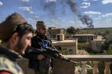 Des membres des Forces démocratiques syriennes (FDS) montent la garde lors de frappes contre le groupe Etat islamique à Baghouz, dans l'est syrien, le 3 mars 2019