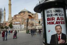 Une affiche électorale du président turc Recep Tayyip Erdogan ("Istanbul est une histoire d'amour pour nous"), le 26 mars 2019 à Istanbul