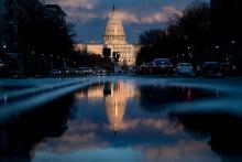 Le soleil se couche sur le Capitole à Washington le 22 mars 2019, peu après la remise du rapport du procureur spécial Mueller en charge de l'enquête russe