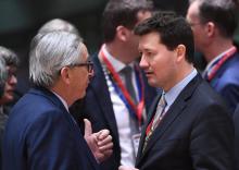 Le président de la Commission européenne Jean-Claude Juncker (G) avec l'allemand Martin Selmayr (D), nommé nommé dans des conditions controversées au sommet de l'administration européenne, ici à Bruxe