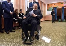 Le président algérien Abdelaziz Bouteflika vote lors des élections locales du 23 novembre 2017 à Alger