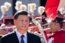 Le président chinois Xi Jinping passe en revue la garde d'honneurf à son arrivée au palais présidentiel de la Quirinale, le 22 mars 2019 à Rome