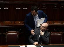 Le ministre italien de la Famille et du Handicap Lorenzo Fontana (bas) et Matteo Salvini au Parlement, le 6 juin 2018 à Rome