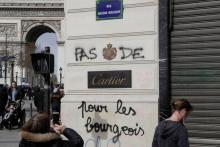 Un graffiti sur la façade de la boutique Cartier sur les Chamsp-Elysées à Paris le 17 mars 2019