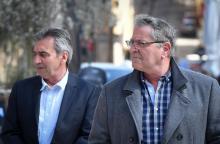 Le co-pilote Bruno Odos (g) et le pilote Jean Fauret arrivent à la Cour d'assises d'Aix-en-Provence, le 19 amrs 2019
