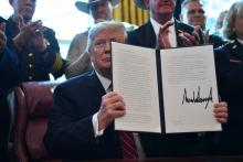 Donald Trump montre le veto qu'il vient de signer pour bloquer une résolution adoptée par le Congrès et libérer en urgence des fonds pour un mur frontalier