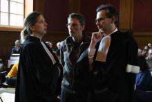 Christian Bouchon, entouré de ses avocats Stephane Juillard (R) and Lena Baro, à Toulouse le 14 mars 2019