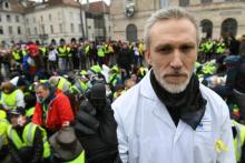 Laurent Thines, le chef du service de neurochirurgie à Besançon, qui a lancé une pétition contre les armes sublétales, pose avec une balle en caoutchouc de 40 millimètres lors d'un rassemblement à Bes