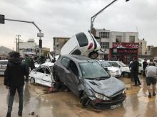 Phot transmise le 25 mars 2018 par l'agence Mehr News, montrant des voitures renversées lors des inondations dans la ville de Chiraz, dans le sud de l'Iran