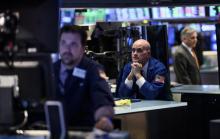 Wall Street a fini en forte baisse vendredi à cause des craintes sur un ralentissement économique mondial. Ici, un trader sur le parquet du New York Stock Exchange (NYSE) le 18 mars 2019