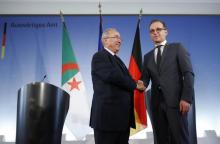 Le nouveau vice-Premier ministre algérien et chef de la diplomatie Ramtane Lamamra (G) rencontre à Berlin le ministre allemand des Affaires étrangères Heiko Maas (D), le 20 mars 2019