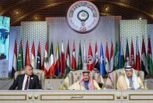Le roi Salmane d'Arabie saoudite, entouré de son ministre des Affaires étrangères (droite) et du secrétaire général de la Ligue arabe (gauche) lors d'un sommet à Tunis, le 31 mars 2019