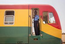 Un cheminot se tient dans le train reliant Accra à Tema, au Ghana, le 29 janvier 2019.