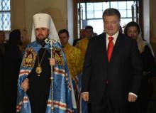 Le président ukrainien Petro Porochenko (g) arrive à la cathédrale Sainte-Sophie, le 3 février 2019 à Kiev