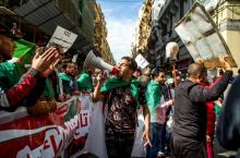 Un manifestant algérien scande des slogans contre le gouvernement à Alger, le 29 mars 2019
