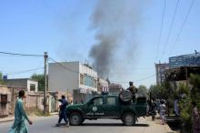 Les forces de sécurité bloquent une rue près du lieu d'une attaque à Jalalabad (nord-est de l'Afghanistan) le 31 juillet 2018. Une attaque conduite par plusieurs hommes armés était en cours depuis la 