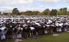 Des milliers de personnes prennent part à la prière du vendredi à Hagley Park à Christchurch, une semaine après la tuerie des mosquées