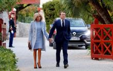 Emmanuel Macron et son épouse Brigitte arrivent à la villa Kérylos pour un dîner avec Xi Jinping et son épouse, à Beaulieu-sur-Mer dans les Alpes-Maritimes, le 24 mars 2019