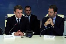 Emmanuel Macron (G) présidant une réunion de crise avec le ministre de l'Intérieur Christophe Castaner (D), au ministère de l'Intérieur à Paris, le 16 mars 2019