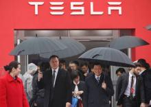 Le patron de Tesla Elon Musk (g) et le maire de Shanghai Ying Yong, lors du coup d'envoi de la construction d'une usine à Shanghai, le 7 janvier 2019 en Chine