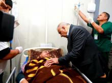 Le Premier ministre irakien Adel Abdel Mahdi rend visite à un des survivants du naufrage qui a fait 100 morts à Mossoul en Irak le 21 mars 2019. Photo distribuée par les services du Premier ministre i