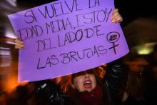 "Si le Moyen-Age revient, je suis du côté des sorcières": une femme manifeste contre le parti d'extrême droite espagnol Vox, le 15 janvier 2019 à Madrid