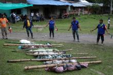 Les corps des indigènes victimes d'une explosion, le 21 mars 2019 à Dagua, dans le département du Valle del Cauca, en Colombie