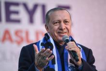 Le président turc Recep Tayyip Erdogan entonne une chanson pour séduire son public avant d'entamer un discours politique, le 5 mars 2019 à Istanbul