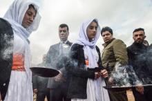 Des Irakiennes de la minorité yazidie participent le 15 mars 2019 à une cérémonie lors de l'exhumation d'un charnier contenant des corps de Yazidis tués par le groupe jihadiste Etat islamique (EI), da