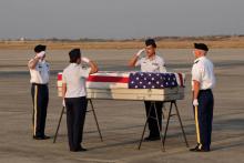 Des militaires américains rendent hommage sur l'aéroport de Mandalay à la dépouille d'un pilote décédé durant la seconde guerre mondiale en Birmanie, rapatriée le 12 mars 2018 vers les Etats-Unis.