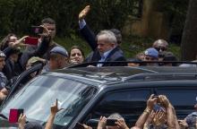L'ex-président brésilien Luiz Inacio Lula da Silva arrive sous les acclamations de ses partisans aux obsèques de son petit-fils près de Sao Paulo et accompagné d'une escorte policière, le 2 mars 2018