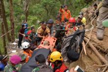 Des équipes de sauvetage tentent de retrouver des survivants dans une mine d'or illégale effondrée dans le nord de l'île de Célèbes, le 28 février 2019
