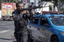 Un agent de la police militarisée au cours d'une opération dans une favela de Rio de Janeiro, au Brésil, le 17 juillet 2017