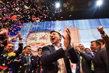 Le comédien et candidat à la présidentielle en Ukraine Volodymyr Zelensky fait le V de la victoire à l'issue d'un débat avec le président sortant Petro Porochenko le 19 avril 2019 à Kiev