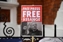 Une photo de Julian Assange accrochée sur les grilles de l'ambassade d'Equateur à Londres, le 5 avril 2019