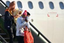 Des réfugiés libyens débarquent d'un avion à l'aéroport militaire de Pratica di Mare, près de Rome, le 29 avril 2019