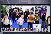 Des visiteurs d'un salon sur la sécurité publique filmés par une caméra dotée de technologies de reconnaissance faciale, à Pékin le 24 octobre 2018