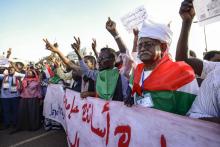Des manifestants soudanais rassemblés devant le QG de l'armée à Khartoum, le 15 avril 2019